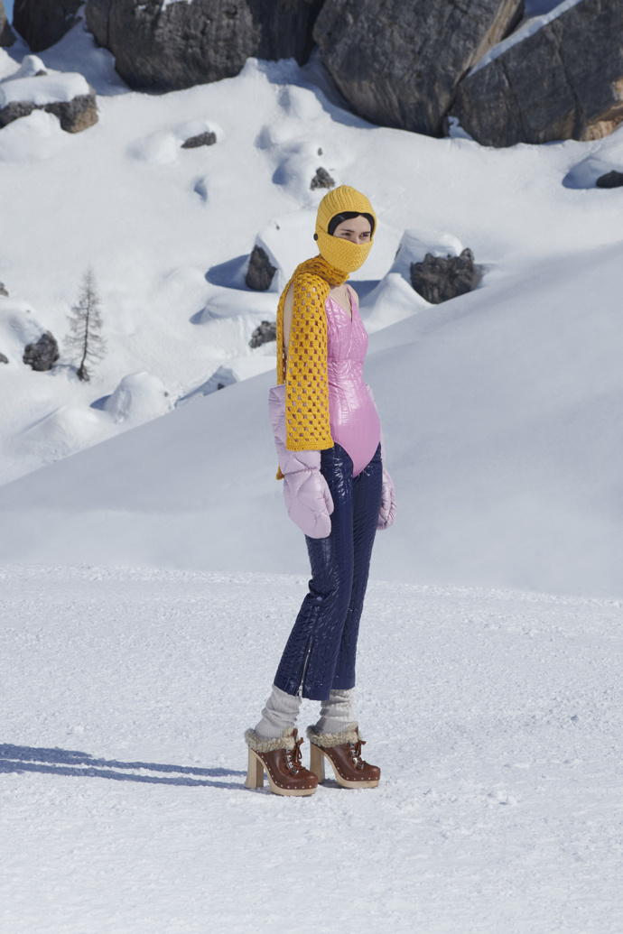 Miu Miu
Jako první se après-ski mood před rokem inspiroval módní dům Miu Miu. Sesterská značka domu Prada vztyčila runway pro svou kolekci pro podzim a zimu 2021 na jedné ze sjezdovek Cortiny d'Ampezzo, ikonického střediska v italských Dolomitech, a představila svůj pohled na skiwear.
Miu Miu
Jako první se après-ski mood před rokem inspiroval módní dům Miu Miu. Sesterská značka domu Prada vztyčila runway pro svou kolekci pro podzim a zimu 2021 na jedné ze sjezdovek Cortiny d'Ampezzo, ikonického střediska v italských Dolomitech, a představila svůj pohled na skiwear.