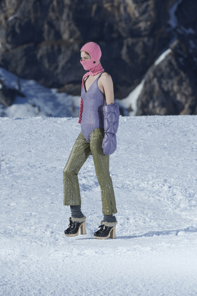 Miu Miu
Jako první se après-ski mood před rokem inspiroval módní dům Miu Miu. Sesterská značka domu Prada vztyčila runway pro svou kolekci pro podzim a zimu 2021 na jedné ze sjezdovek Cortiny d'Ampezzo, ikonického střediska v italských Dolomitech, a představila svůj pohled na skiwear.
Miu Miu
Jako první se après-ski mood před rokem inspiroval módní dům Miu Miu. Sesterská značka domu Prada vztyčila runway pro svou kolekci pro podzim a zimu 2021 na jedné ze sjezdovek Cortiny d'Ampezzo, ikonického střediska v italských Dolomitech, a představila svůj pohled na skiwear.