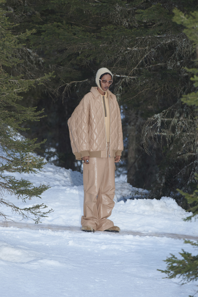 Miu Miu
Jako první se après-ski mood před rokem inspiroval módní dům Miu Miu. Sesterská značka domu Prada vztyčila runway pro svou kolekci pro podzim a zimu 2021 na jedné ze sjezdovek Cortiny d'Ampezzo, ikonického střediska v italských Dolomitech, a představila svůj pohled na skiwear.
Miu Miu
Jako první se après-ski mood před rokem inspiroval módní dům Miu Miu. Sesterská značka domu Prada vztyčila runway pro svou kolekci pro podzim a zimu 2021 na jedné ze sjezdovek Cortiny d'Ampezzo, ikonického střediska v italských Dolomitech, a představila svůj pohled na skiwear.