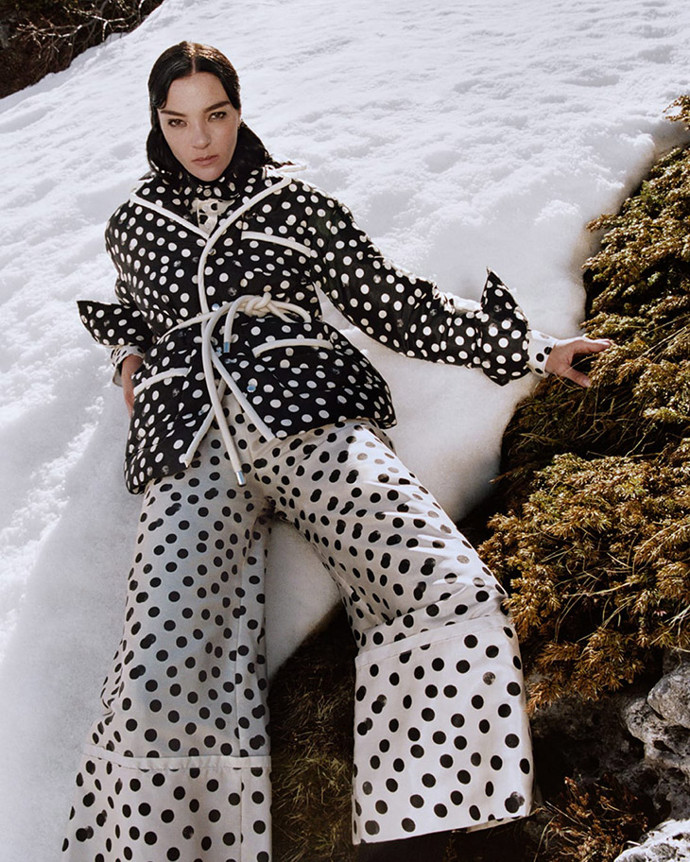Moncler
Do mrazivých hor se vydává i Moncler a jeho kroky také míří do Dolomit. Opět povyšuje zimní odění na vysoce estetickou záležitost.
Moncler
Do mrazivých hor se vydává i Moncler a jeho kroky také míří do Dolomit. Opět povyšuje zimní odění na vysoce estetickou záležitost.