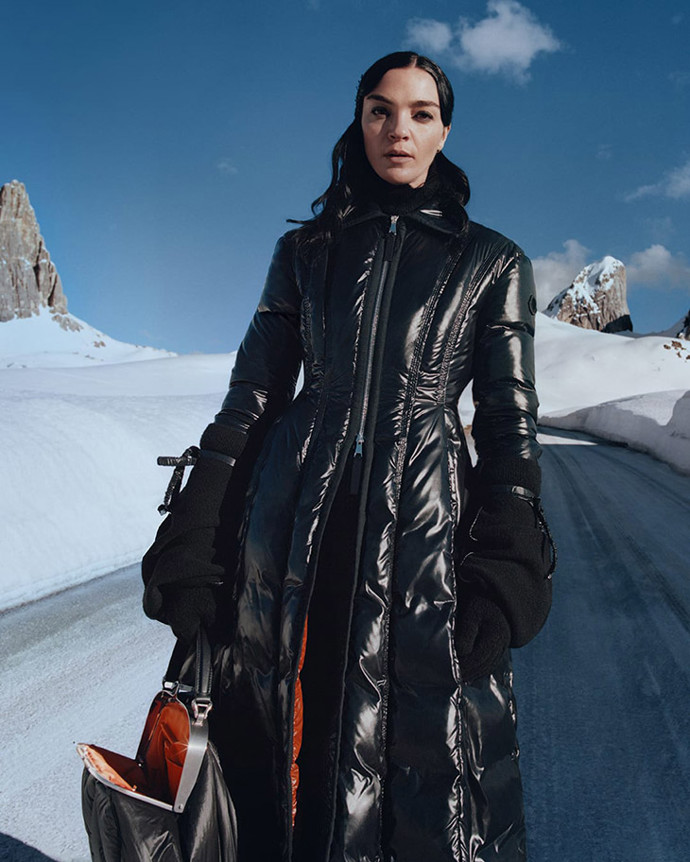 Moncler
Do mrazivých hor se vydává i Moncler a jeho kroky také míří do Dolomit. Opět povyšuje zimní odění na vysoce estetickou záležitost.
Moncler
Do mrazivých hor se vydává i Moncler a jeho kroky také míří do Dolomit. Opět povyšuje zimní odění na vysoce estetickou záležitost.