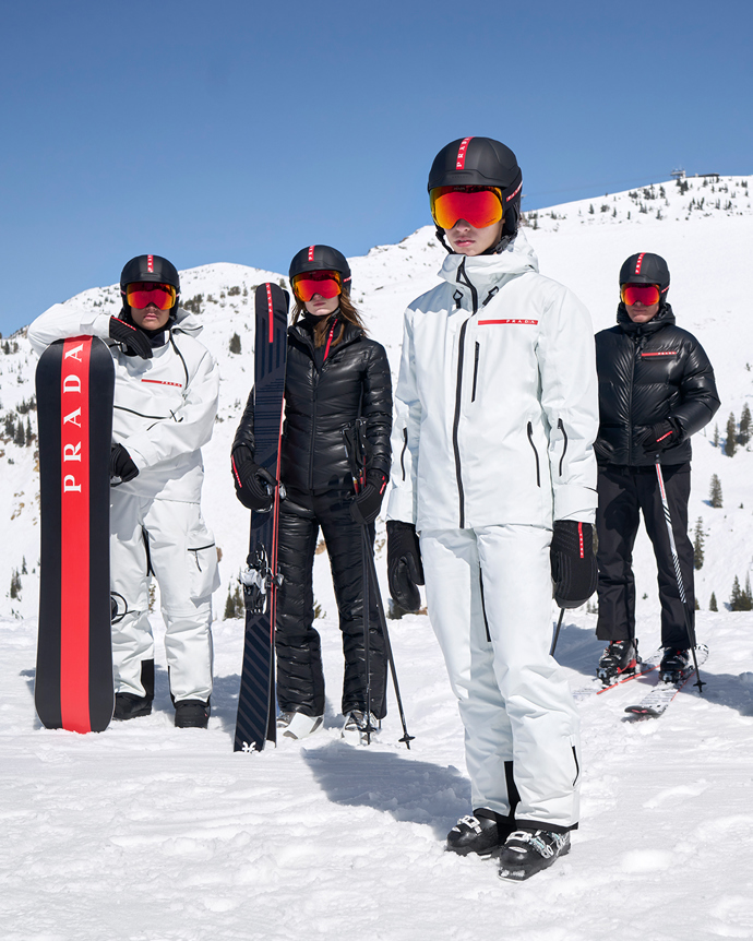Prada
Ta ukázala letos o mnoho nositelnější variantu skiwearu než Miu Miu, a to v kampani Prada Linea Rossa se snowboardovou rekordmankou Julií Marino.
Prada
Ta ukázala letos o mnoho nositelnější variantu skiwearu než Miu Miu, a to v kampani Prada Linea Rossa se snowboardovou rekordmankou Julií Marino.