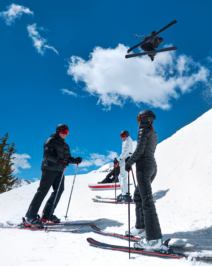 Prada
Ta ukázala letos o mnoho nositelnější variantu skiwearu než Miu Miu, a to v kampani Prada Linea Rossa se snowboardovou rekordmankou Julií Marino.
Prada
Ta ukázala letos o mnoho nositelnější variantu skiwearu než Miu Miu, a to v kampani Prada Linea Rossa se snowboardovou rekordmankou Julií Marino.