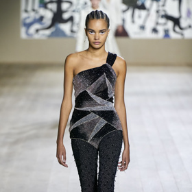 Dior Haute Couture SS 2022 - flitrovaná body na jedno rameno připomínala zlatou éru art deco
Dior Haute Couture SS 2022 - flitrovaná body na jedno rameno připomínala zlatou éru art deco