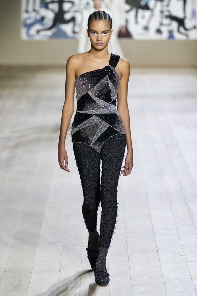 Dior Haute Couture SS 2022 - flitrovaná body na jedno rameno připomínala zlatou éru art deco
