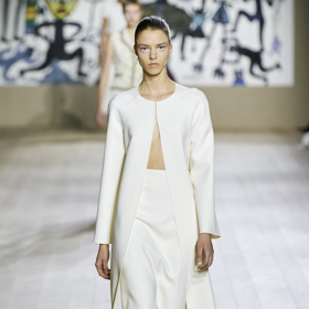 Dior Haute Couture SS 2022 - mezitím co pánský ready-to-wear stále více pohlcuje feminní elementy, ubírá se dámská móda spíš směrem k praktičnosti a uniformitě
Dior Haute Couture SS 2022 - mezitím co pánský ready-to-wear stále více pohlcuje feminní elementy, ubírá se dámská móda spíš směrem k praktičnosti a uniformitě