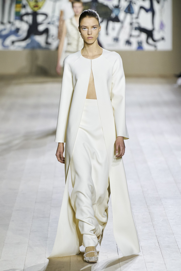 Dior Haute Couture SS 2022 - mezitím co pánský ready-to-wear stále více pohlcuje feminní elementy, ubírá se dámská móda spíš směrem k praktičnosti a uniformitě
