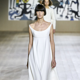 Dior Haute Couture SS 2022 - splývavé šaty pokryté krystaly a jemné empire line se perfektně hodily ke krátkému “bob” střihu modelek
Dior Haute Couture SS 2022 - splývavé šaty pokryté krystaly a jemné empire line se perfektně hodily ke krátkému “bob” střihu modelek