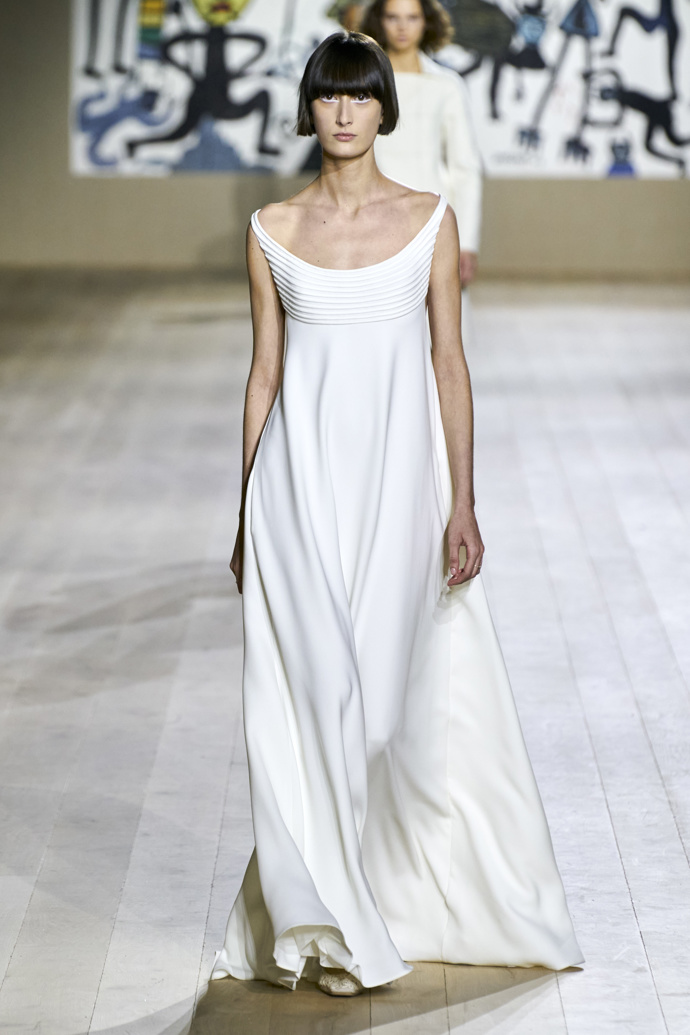 Dior Haute Couture SS 2022 - splývavé šaty pokryté krystaly a jemné empire line se perfektně hodily ke krátkému “bob” střihu modelek
