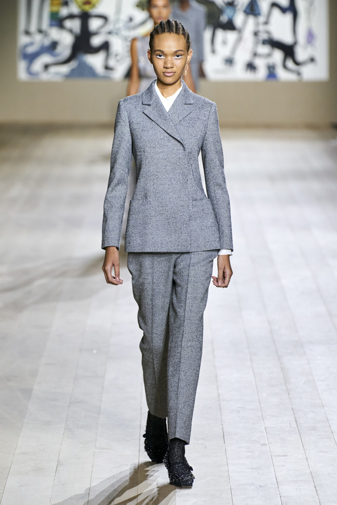 Dior Haute Couture SS 2022 - Maria Grazia Chiuri předvedla i poměrně strohé kostýmy v černé, šedé a bílé vlně s uvolněnější verzí Bar jacket
