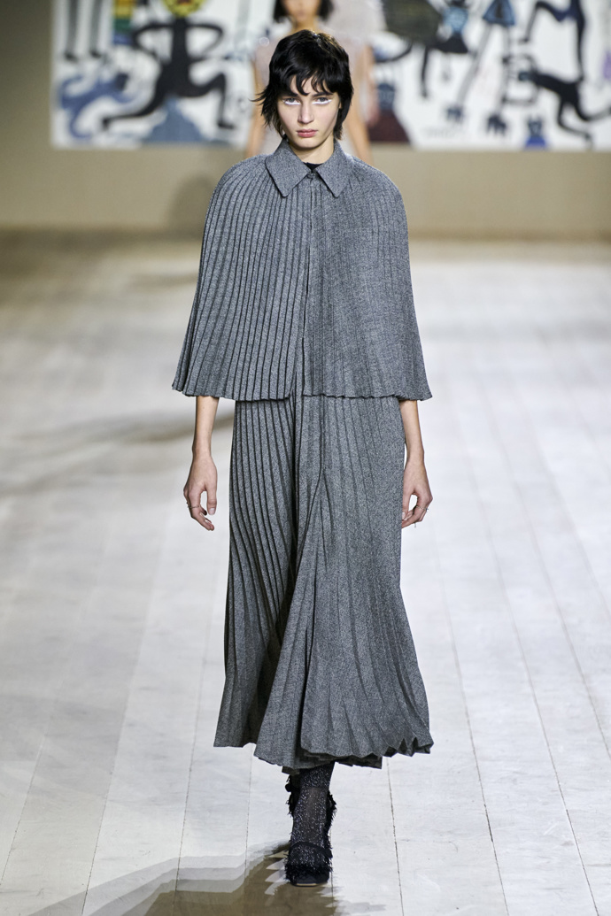 Dior Haute Couture SS 2022 - dlouhé kabáty s retro límci střídaly kápě a peleríny, které tvořily dvoudílný plisé kostým
