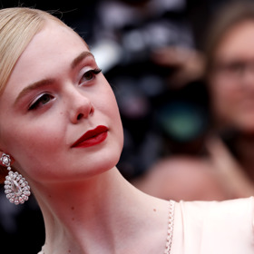 Elle Fanning
Podobně jako její starší sestra Dakota se rozhodla dobýt Hollywood a zatím se jí to skvěle daří. Svůj první film natočila už ve dvou letech, kdy si zahrála v dramatu Jmenuji se Sam po boku Seana Penna. Následovaly trháky jako Babel, Podivuhodný případ Benjamina Buttona nebo Zloba – královna černé magie. Nikde ovšem nedostala tolik prostoru, jako v právě připravovaném dramatu The Nightingale (Slavík), kde spolu se sestrou ztvární hlavní hrdinky. „Bude to poprvé, co spolu budeme na plátně. Hrály jsme stejnou postavu v různém věku, ale nikdy jsme spolu před kamerou nemluvily. Až teď,“ uvedla třiadvacetiletá hvězda v prohlášení k filmu.
Elle Fanning
Podobně jako její starší sestra Dakota se rozhodla dobýt Hollywood a zatím se jí to skvěle daří. Svůj první film natočila už ve dvou letech, kdy si zahrála v dramatu Jmenuji se Sam po boku Seana Penna. Následovaly trháky jako Babel, Podivuhodný případ Benjamina Buttona nebo Zloba – královna černé magie. Nikde ovšem nedostala tolik prostoru, jako v právě připravovaném dramatu The Nightingale (Slavík), kde spolu se sestrou ztvární hlavní hrdinky. „Bude to poprvé, co spolu budeme na plátně. Hrály jsme stejnou postavu v různém věku, ale nikdy jsme spolu před kamerou nemluvily. Až teď,“ uvedla třiadvacetiletá hvězda v prohlášení k filmu.
