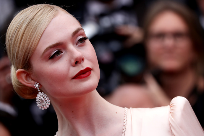  

Elle Fanning

Podobně jako její starší sestra Dakota se rozhodla dobýt Hollywood a zatím se jí to skvěle daří. Svůj první film natočila už ve dvou letech, kdy si zahrála v dramatu Jmenuji se Sam po boku Seana Penna. Následovaly trháky jako Babel, Podivuhodný případ Benjamina Buttona nebo Zloba – královna černé magie. Nikde ovšem nedostala tolik prostoru, jako v právě připravovaném dramatu The Nightingale (Slavík), kde spolu se sestrou ztvární hlavní hrdinky. „Bude to poprvé, co spolu budeme na plátně. Hrály jsme stejnou postavu v různém věku, ale nikdy jsme spolu před kamerou nemluvily. Až teď,“ uvedla třiadvacetiletá hvězda v prohlášení k filmu.  
