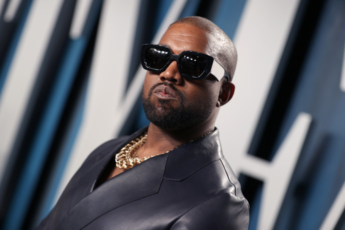  

Kayne West

Kontroverzní americký raper není rozhodně žádný troškař. Když jeho vztah s Kim Kardashian ještě fungoval, chtěl zřejmě hodně zapůsobit a daroval jí k Vánocům ne jeden, ale rovnou pět nejluxusnějších SUV značky Mercedes. Nešetří ani na sobě. Jedna návštěva u kadeřníka ho vyjde zhruba na 500 dolarů, a to prý k němu zamíří i několikrát týdně. S pohádkovým jměním 1,8 miliardy dolarů si to zkrátka může dovolit.
