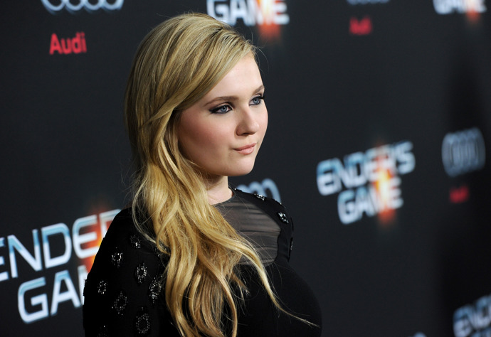  

Abigail Breslin 

Americká zpěvačka a herečka začala svou kariéru už ve třech letech. Až v roce 2002 ale dostala tu správnou šanci – byla jí nabídnuta role dcery Mela Gibsona ve filmu Znamení. Snímek získal masivní sledovanost po celém světě, což jí přineslo první větší peníze. Své konto si pak vylepšila ještě dalšími filmy jako Zombieland či Tísňová linka, objevila se i v komediálním dramatu Little Miss Sunshine, které se stalo velkým hitem a vydělalo jí miliony. V současné době se její jmění odhaduje na 9 milionů dolarů a letos ho s jistotou ještě rozšíří. Čeká ji totiž snímek Slayers. 
