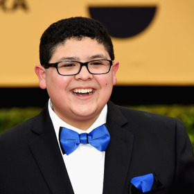 Rico Rodriguez
Původně neplánoval stát se hercem, když se ale ve filmech začala objevovat jeho starší sestra Raini, nechal se inspirovat a vrhl se do natáčení také. Po seriálech Jmenuju se Earl nebo Podpantoflák byl v září roku 2009 obsazen do role Mannyho Delgada v sitcomu televizní stanice ABC s názvem Taková moderní rodinka, což mu přineslo cenu Screen Actors Guild Award v kategorii Nejlepší obsazení v komediálním seriálu. Od té doby se objevil ještě v několika filmech. V roce 2012 napsal knihu s názvem Reel Life Lessons… So Far a celosvětově se řadí mezi nejbohatší teenagery světa s čistým jměním 12 milionů dolarů. Scenárista filmu John Wick Derek Kolstad by ho rád viděl ve svém novém snímku vytvořeném podle známé videohry.
Rico Rodriguez
Původně neplánoval stát se hercem, když se ale ve filmech začala objevovat jeho starší sestra Raini, nechal se inspirovat a vrhl se do natáčení také. Po seriálech Jmenuju se Earl nebo Podpantoflák byl v září roku 2009 obsazen do role Mannyho Delgada v sitcomu televizní stanice ABC s názvem Taková moderní rodinka, což mu přineslo cenu Screen Actors Guild Award v kategorii Nejlepší obsazení v komediálním seriálu. Od té doby se objevil ještě v několika filmech. V roce 2012 napsal knihu s názvem Reel Life Lessons… So Far a celosvětově se řadí mezi nejbohatší teenagery světa s čistým jměním 12 milionů dolarů. Scenárista filmu John Wick Derek Kolstad by ho rád viděl ve svém novém snímku vytvořeném podle známé videohry.