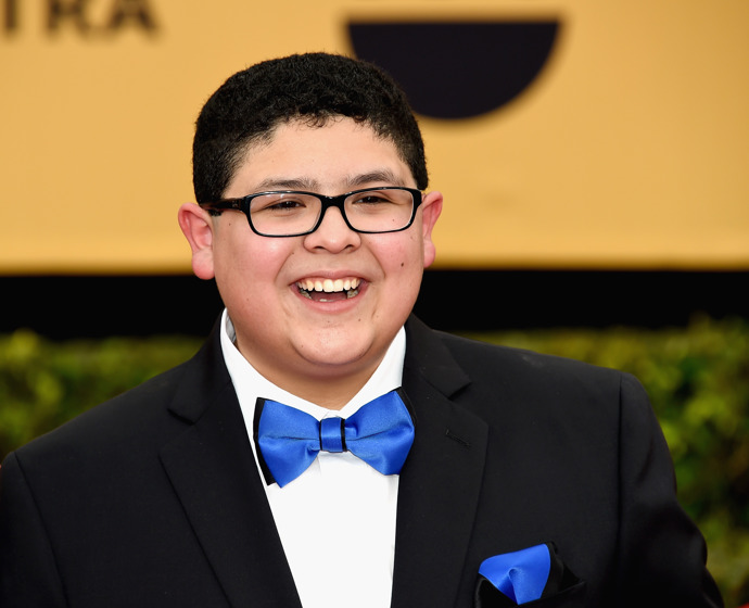  

Rico Rodriguez 

Původně neplánoval stát se hercem, když se ale ve filmech začala objevovat jeho starší sestra Raini, nechal se inspirovat a vrhl se do natáčení také. Po seriálech Jmenuju se Earl nebo Podpantoflák byl v září roku 2009 obsazen do role Mannyho Delgada v sitcomu televizní stanice ABC s názvem Taková moderní rodinka, což mu přineslo cenu Screen Actors Guild Award v kategorii Nejlepší obsazení v komediálním seriálu. Od té doby se objevil ještě v několika filmech. V roce 2012 napsal knihu s názvem Reel Life Lessons… So Far a celosvětově se řadí mezi nejbohatší teenagery světa s čistým jměním 12 milionů dolarů. Scenárista filmu John Wick Derek Kolstad by ho rád viděl ve svém novém snímku vytvořeném podle známé videohry. 
