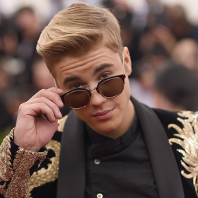Justin Bieber
Už na prahu plnoletosti zpěvák hodně utrácel, především za luxusní sídla. V osmnácti letech koupil dům za skoro 11 milionů dolarů, o měsíc později rozšířil své realitní portfolio o stavení za 6 milionů dolarů. Dnes utrácí daleko víc, radost v podobě nového bydlení si udělal poměrně nedávno. V roce 2020 v Beverly Hills projevil zájem o dům, který kdysi patřil Madonně. Nakonec ale spolu se svou ženou Hailey našel zázemí v jiném sídle v Los Angeles, rozlehlé vile za 26 milionů dolarů.
Justin Bieber
Už na prahu plnoletosti zpěvák hodně utrácel, především za luxusní sídla. V osmnácti letech koupil dům za skoro 11 milionů dolarů, o měsíc později rozšířil své realitní portfolio o stavení za 6 milionů dolarů. Dnes utrácí daleko víc, radost v podobě nového bydlení si udělal poměrně nedávno. V roce 2020 v Beverly Hills projevil zájem o dům, který kdysi patřil Madonně. Nakonec ale spolu se svou ženou Hailey našel zázemí v jiném sídle v Los Angeles, rozlehlé vile za 26 milionů dolarů.