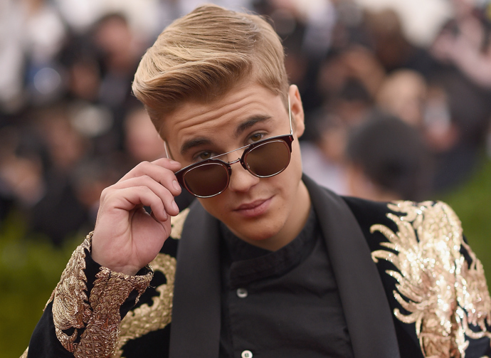  

Justin Bieber

Už na prahu plnoletosti zpěvák hodně utrácel, především za luxusní sídla. V osmnácti letech koupil dům za skoro 11 milionů dolarů, o měsíc později rozšířil své realitní portfolio o stavení za 6 milionů dolarů. Dnes utrácí daleko víc, radost v podobě nového bydlení si udělal poměrně nedávno. V roce 2020 v Beverly Hills projevil zájem o dům, který kdysi patřil Madonně. Nakonec ale spolu se svou ženou Hailey našel zázemí v jiném sídle v Los Angeles, rozlehlé vile za 26 milionů dolarů. 
