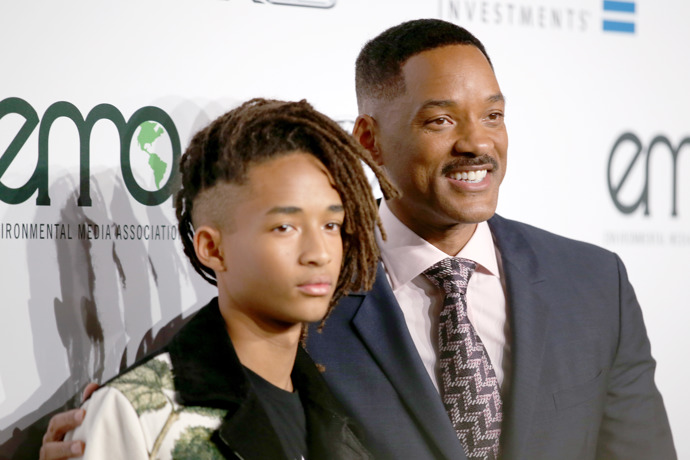 

Jaden Smith  

Jde hrdě ve stopách svého otce Willa Smithe, v žádném případě ale nespoléhá na protekci. Už v mladém věku toho dokázal mnohem víc než jeho herečtí vrstevníci. Debutoval v roce 2006, kdy byl obsazen do role ve filmu Štěstí na dosah, jenž byl natočen podle skutečné události. Za svůj neuvěřitelný výkon získal cenu MTV. Od té doby si zahrál v několika dalších filmech, včetně remaků filmů Karate Kid z roku 1984 a Den, kdy se zastavila Země z roku 1951. Letos ho čeká premiéra pokračování úspěšného snímku Karate Kid, ve kterém si opět střihne hlavní roli.
