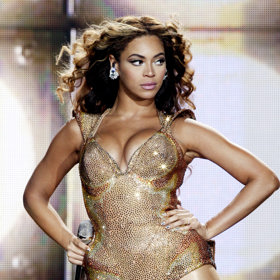 Beyoncé
Ne nadarmo se říká, že Beyoncé spolu se svým mužem raperem Jay-Z patří k nejbohatším párům showbyznysu. Rozmazlovat se tihle dva tedy opravdu umí. Jay-Z svou ženu pravidelně obdarovává šperky, ona ho na oplátku potěšila vůbec nejrychlejším automobilem na světě Bugatti Veyron Grand Sport za 1,5 milionu dolarů. Své prvorozené dcerce Blue Ivy opatřila dvojice postýlku ve tvaru královského kočáru a panenku s diamanty za téměř 700 tisíc dolarů. Sama Beyoncé ráda utrácí hlavně za přepychové domy, v jejím portfoliu nemovitostí ovšem najdete i kostel za 850 tisíc dolarů.
Beyoncé
Ne nadarmo se říká, že Beyoncé spolu se svým mužem raperem Jay-Z patří k nejbohatším párům showbyznysu. Rozmazlovat se tihle dva tedy opravdu umí. Jay-Z svou ženu pravidelně obdarovává šperky, ona ho na oplátku potěšila vůbec nejrychlejším automobilem na světě Bugatti Veyron Grand Sport za 1,5 milionu dolarů. Své prvorozené dcerce Blue Ivy opatřila dvojice postýlku ve tvaru královského kočáru a panenku s diamanty za téměř 700 tisíc dolarů. Sama Beyoncé ráda utrácí hlavně za přepychové domy, v jejím portfoliu nemovitostí ovšem najdete i kostel za 850 tisíc dolarů.