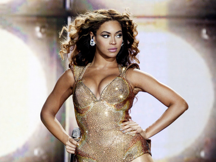  

Beyoncé

Ne nadarmo se říká, že Beyoncé spolu se svým mužem raperem Jay-Z patří k nejbohatším párům showbyznysu. Rozmazlovat se tihle dva tedy opravdu umí. Jay-Z svou ženu pravidelně obdarovává šperky, ona ho na oplátku potěšila vůbec nejrychlejším automobilem na světě Bugatti Veyron Grand Sport za 1,5 milionu dolarů. Své prvorozené dcerce Blue Ivy opatřila dvojice postýlku ve tvaru královského kočáru a panenku s diamanty za téměř 700 tisíc dolarů. Sama Beyoncé ráda utrácí hlavně za přepychové domy, v jejím portfoliu nemovitostí ovšem najdete i kostel za 850 tisíc dolarů.
