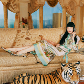Kolekce Gucci Tiger odráží fascinaci kreativního ředitele Alessandra Micheleho přírodou a snoubí v sobě zvířecí potisk s pastelovou paletou inspirovanou tradičním čínským uměním.
Kolekce Gucci Tiger odráží fascinaci kreativního ředitele Alessandra Micheleho přírodou a snoubí v sobě zvířecí potisk s pastelovou paletou inspirovanou tradičním čínským uměním.