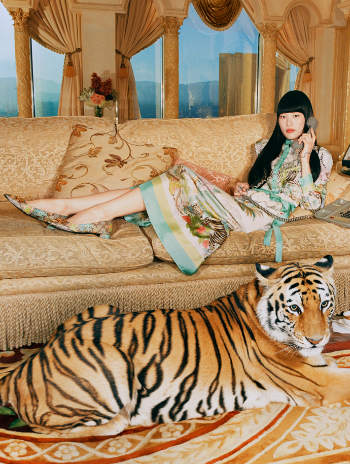  

Kolekce Gucci Tiger odráží fascinaci kreativního ředitele Alessandra Micheleho přírodou a snoubí v sobě zvířecí potisk s pastelovou paletou inspirovanou tradičním čínským uměním. 
