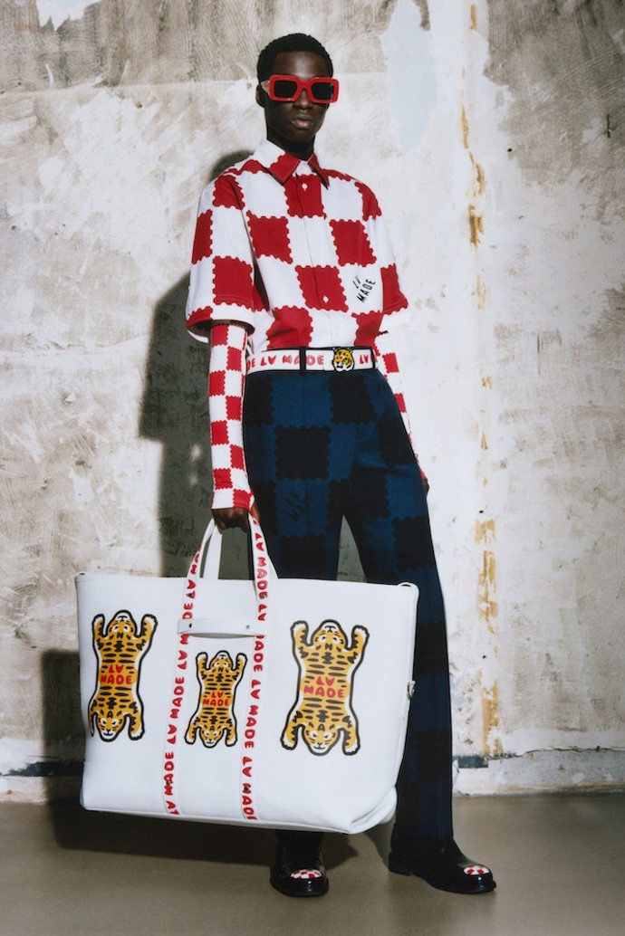  

Louis Vuitton zas ve své kolekci vyobrazuje tygra hravě především na pánských doplňcích.
