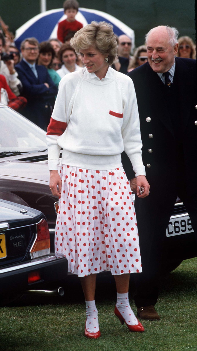 U outfitů, které Diana oblékala při pólo zápasech, ještě na chvíli zůstaňme. A oceňme tuto bílou sukni s polka dots od Mondi s dokonale sladěnými ponožkami v červených lodičkách!
U outfitů, které Diana oblékala při pólo zápasech, ještě na chvíli zůstaňme. A oceňme tuto bílou sukni s polka dots od Mondi s dokonale sladěnými ponožkami v červených lodičkách!