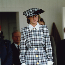 Dokonalé sladění. To předvedla Diana nejen ve chvíli, kdy oblékla kostkovaný komplet od Catherine Walker.
Dokonalé sladění. To předvedla Diana nejen ve chvíli, kdy oblékla kostkovaný komplet od Catherine Walker.