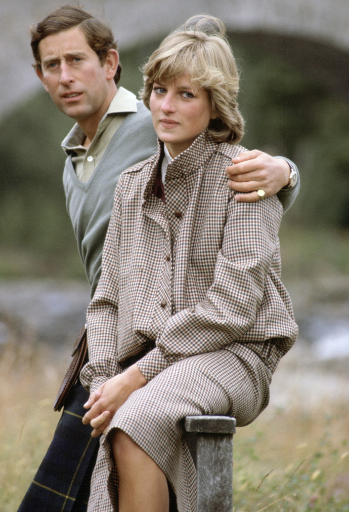 Princ Charles a princezna Diana v době líbánek ve skotském Balmoralu. Její oblek má na svědomí Bill Pashley.
Princ Charles a princezna Diana v době líbánek ve skotském Balmoralu. Její oblek má na svědomí Bill Pashley.