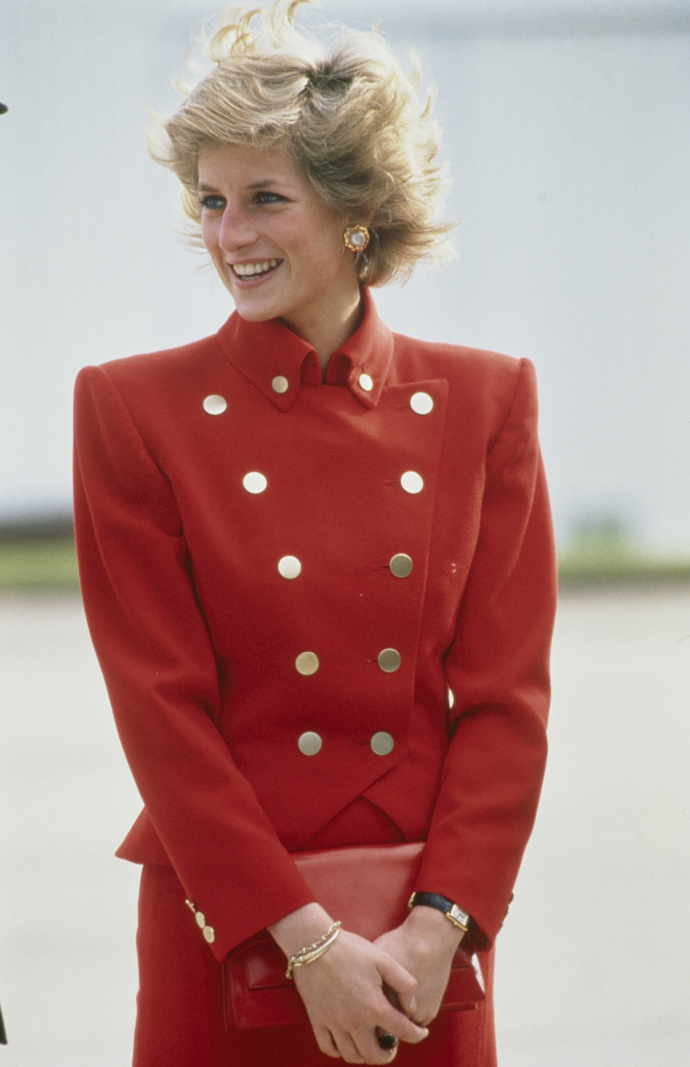 V elegantním červeném obleku opět od Catherine Walker se princezna Diana ukázala při návštěvě Cambridgeshire.
V elegantním červeném obleku opět od Catherine Walker se princezna Diana ukázala při návštěvě Cambridgeshire.