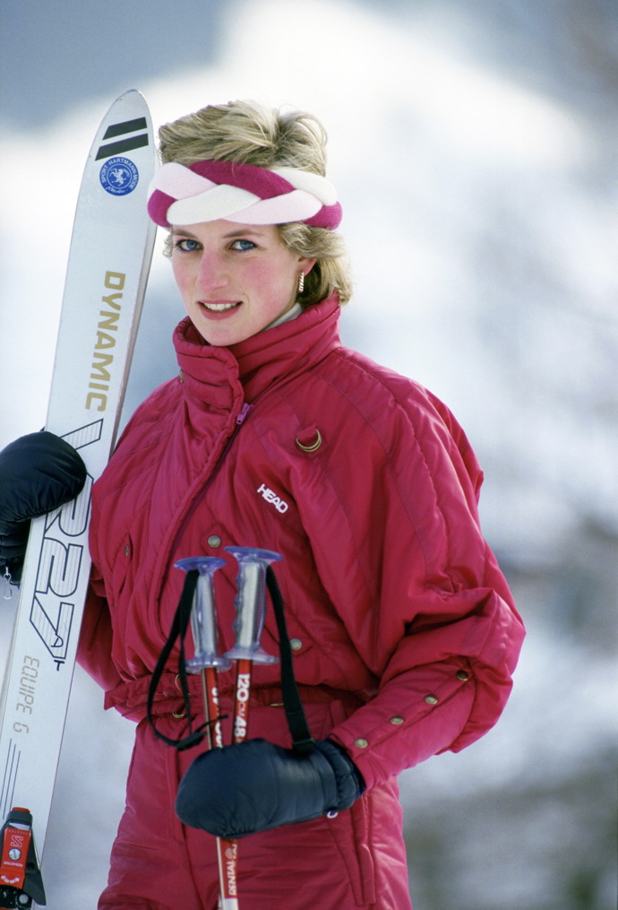 Zimní dovolená ve švýcarském Klosters a princezna Diana v nepřehlédnutelné kombinéze Head s pletenou čelenkou. Dokazujíc, že módní ikonou byla za každé situace.
Zimní dovolená ve švýcarském Klosters a princezna Diana v nepřehlédnutelné kombinéze Head s pletenou čelenkou. Dokazujíc, že módní ikonou byla za každé situace.