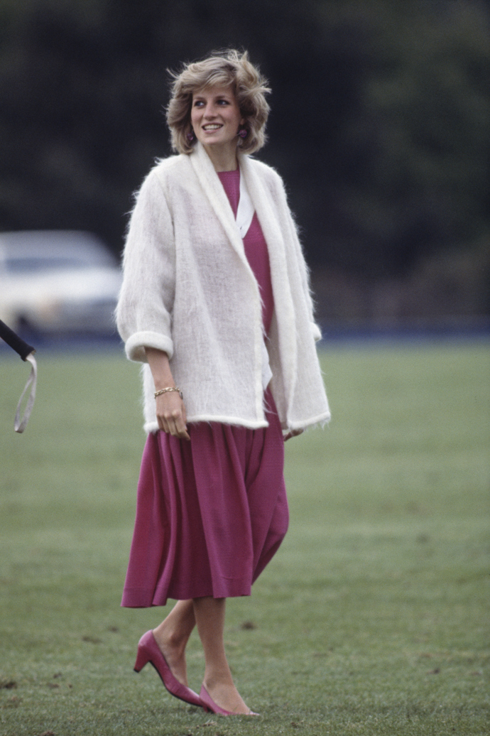 Diana při jedné z návštěv Guards Polo Club ve Windsoru a další z outfitů, které oblékla při příležitosti pólo zápasů.
Diana při jedné z návštěv Guards Polo Club ve Windsoru a další z outfitů, které oblékla při příležitosti pólo zápasů.