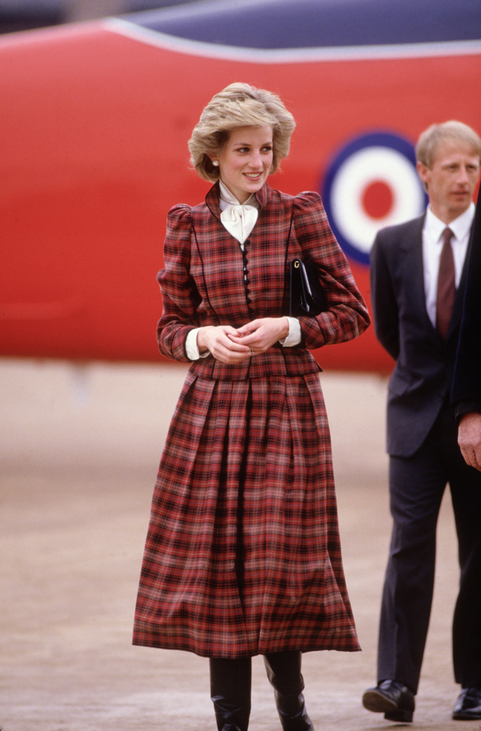 Diana při příjezdu do Swindon. Opět v kostkovaném kompletu.
Diana při příjezdu do Swindon. Opět v kostkovaném kompletu.