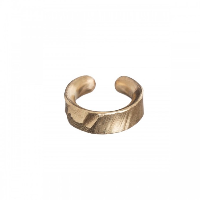  

Takzvané ear cuffs se nyní těší velké oblibě. Nemusíte si kvůli nim totiž nechat propíchnout uši, vrstvit jich však můžete, co jen vaše ucho unese. Zamiřte pro svůj lokální třeba za šperkařkou Danou Bezděkovou.
