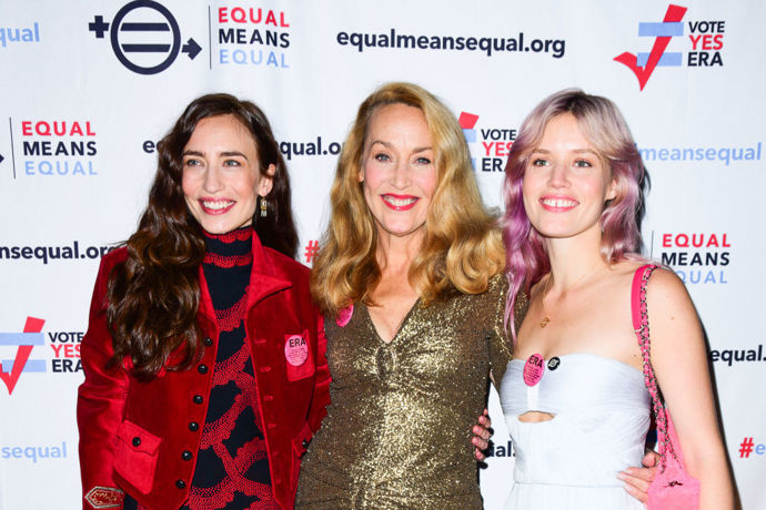  

Modelka Jerry Hall (uprostřed) s dcerami Elizabeth Jagger a Georgií May Jagger 
