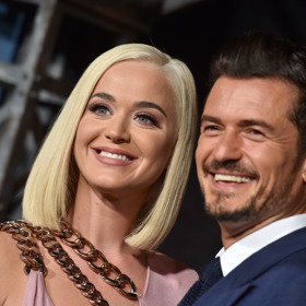 Katy Perry a Orlando Bloom
Herec požádal zpěvačku Katy Perry o ruku na Valentýna 2019, a to během romantického letu helikoptérou. Pár si nejprve dopřál rande s večeří a poté se na hercův pokyn přesunul do oblak. Pirát z Karibiku se na „den D“ připravoval opravdu velmi dlouho a byl si očividně jistý, že ho Katy neodmítne, protože poblíž shromáždil i přátele a rodinu, aby mohla rovnou proběhnout zásnubní party. Všem pozvaným rozdal červené mikiny, na kterých bylo souhlasné „OK!“. Překvapená Katy se s žádostí o ruku pochlubila hned druhý den na Instagramu, kde hrdě vystavila zásnubní prsten s popiskem: „full bloom“. Gratulace na sebe nenechaly dlouho čekat.
Katy Perry a Orlando Bloom
Herec požádal zpěvačku Katy Perry o ruku na Valentýna 2019, a to během romantického letu helikoptérou. Pár si nejprve dopřál rande s večeří a poté se na hercův pokyn přesunul do oblak. Pirát z Karibiku se na „den D“ připravoval opravdu velmi dlouho a byl si očividně jistý, že ho Katy neodmítne, protože poblíž shromáždil i přátele a rodinu, aby mohla rovnou proběhnout zásnubní party. Všem pozvaným rozdal červené mikiny, na kterých bylo souhlasné „OK!“. Překvapená Katy se s žádostí o ruku pochlubila hned druhý den na Instagramu, kde hrdě vystavila zásnubní prsten s popiskem: „full bloom“. Gratulace na sebe nenechaly dlouho čekat.