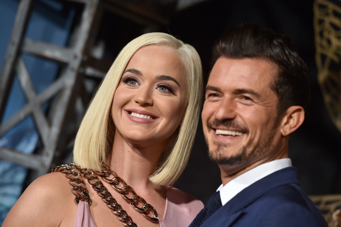  

Katy Perry a Orlando Bloom 

Herec požádal zpěvačku Katy Perry o ruku na Valentýna 2019, a to během romantického letu helikoptérou. Pár si nejprve dopřál rande s večeří a poté se na hercův pokyn přesunul do oblak. Pirát z Karibiku se na „den D“ připravoval opravdu velmi dlouho a byl si očividně jistý, že ho Katy neodmítne, protože poblíž shromáždil i přátele a rodinu, aby mohla rovnou proběhnout zásnubní party. Všem pozvaným rozdal červené mikiny, na kterých bylo souhlasné „OK!“. Překvapená Katy se s žádostí o ruku pochlubila hned druhý den na Instagramu, kde hrdě vystavila zásnubní prsten s popiskem: „full bloom“. Gratulace na sebe nenechaly dlouho čekat.
