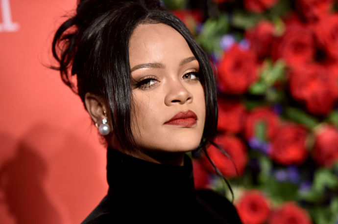  

Celé jméno této barbadoské zpěvačky, narozené 20. 2. 1988, je Robyn Rihanna Fenty. Právě proto nese její značka kosmetiky a spodního prádla název FENTY. Kromě úspěchu v byznys světě však nedávno odkryla i svůj talent coby herečka, a to ve filmech Ocean's Eight a Guava Island. Momentálně očekává svého prvního potomka s přítelem A$AP Rocky.  
