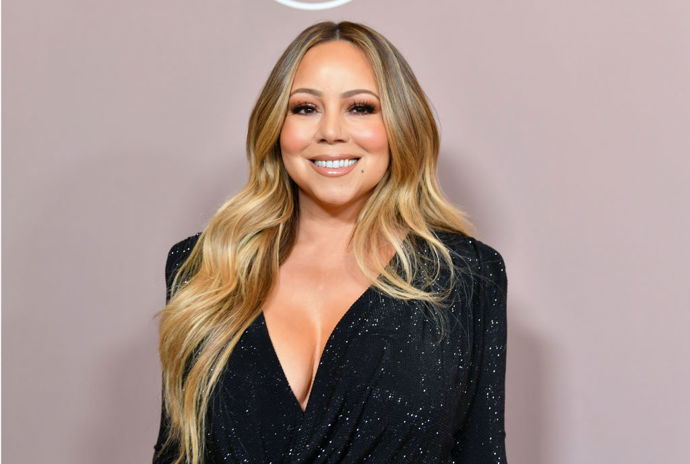  

Mariah Carey – diva s velkým „D“

Tato zpěvačka je živoucím ztělesněním slova „diva“. Odmítá odkládat sluneční brýle v místnostech se zářivkami, bowling hraje zásadně v lodičkách a fotit se smí jedině zprava. Bílé růže, vysoké pokojové rostliny, oblíbené svíčky a instalace dlouhých závěsů jsou v její šatně na denním pořádku. A nejen to. Obvykle si poručí i plyšová jehňátka, která musí být všude po pokoji. Spí zásadně s dvaceti zvlhčovači vzduchu v ložnici, a to pro zachování svěžesti svého hlasu. Bizardnější však byl požadavek na dvanáct labradořích štěňátek, které si vyžádala od producentů britské show, kam byla jako host pozvaná. Při rozsvěcování vánočního osvětlení britského Westfield zase po organizátorech chtěla 100 bílých holubic a 20 koťátek. Zvířata má očividně raději než lidi.  

 
