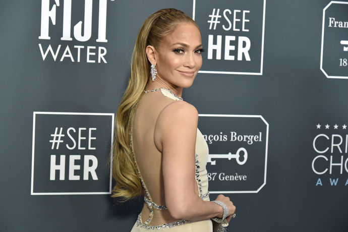  

Jennifer Lopez – jen bílá to může být 

Od chudé holky z Bronxu se JLo tvrdou dřinou vypracovala na nejuznávanější světovou popstar. S velkou slávou však také přichází „hvězdné” chování. Zpěvačka mnohdy odmítá mluvit napřímo s obyčejnými smrtelníky, a tak komunikuje pouze skrze své asistenty. I při letu první třídou (jak jinak!) odpovídá letuškám pouze přes prostředníka. JLo si také potrpí na specifický dekor svých pokojů a šaten. Vše totiž musí být čistě bílé – od záclon přes čerstvé květiny až po svíčky, které nesmí být jiné než citrusové vůně. Běda však, když v pokoji najde jen obyčejné oříšky místo pečených sušenek.
