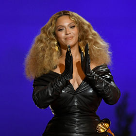 Beyoncé – brčka za 900 dolarů!
Neříká se ji přece „Queen Bey“ jen tak pro nic! V rámci jejích turné se šatna musela za všech okolností udržovat na teplotě 25,5 stupňů. Mezi její bizardnější požadavky však patří červený toaletní papír, zbrusu nové záchodové prkénko nebo titanová brčka, jejichž cena se pohybuje okolo 900 dolarů. Popstar je vyžaduje pro pití své oblíbené alkalické vody, jejíž teplota nesmí přesáhnout 21 stupňů. Potrpí si zkrátka na správnou teplotu.
Beyoncé – brčka za 900 dolarů!
Neříká se ji přece „Queen Bey“ jen tak pro nic! V rámci jejích turné se šatna musela za všech okolností udržovat na teplotě 25,5 stupňů. Mezi její bizardnější požadavky však patří červený toaletní papír, zbrusu nové záchodové prkénko nebo titanová brčka, jejichž cena se pohybuje okolo 900 dolarů. Popstar je vyžaduje pro pití své oblíbené alkalické vody, jejíž teplota nesmí přesáhnout 21 stupňů. Potrpí si zkrátka na správnou teplotu.