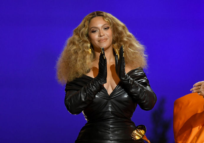  

Beyoncé – brčka za 900 dolarů!

Neříká se ji přece „Queen Bey“ jen tak pro nic! V rámci jejích turné se šatna musela za všech okolností udržovat na teplotě 25,5 stupňů. Mezi její bizardnější požadavky však patří červený toaletní papír, zbrusu nové záchodové prkénko nebo titanová brčka, jejichž cena se pohybuje okolo 900 dolarů. Popstar je vyžaduje pro pití své oblíbené alkalické vody, jejíž teplota nesmí přesáhnout 21 stupňů. Potrpí si zkrátka na správnou teplotu.  

 
