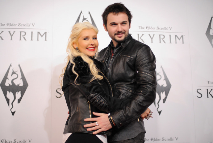  

Christina Aguilera a Matt Rutler

Pár se zasnoubil na Valentýna roku 2014 po třech letech chození. Zpěvačka už v tu dobu měla za sebou jedno nepovedené manželství s Jordanem Bratmanem, s nímž má syna Maxe, to jí ale nebránilo pochlubit se na Twitteru zásnubním prstenem s popiskem: „Požádal mě o ruku a já řekla ano...“ Jen půl roku nato společně přivítali na svět dceru Summer Rain. Ke svatbě ale zatím ještě nedošlo. 
