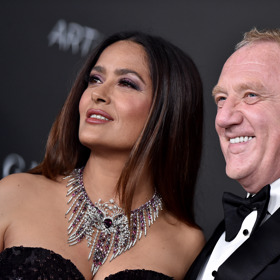 Salma Hayek a Francois-Henri Pinault
Patří mezi nejstabilnější páry v Hollywoodu. Vlivný francouzský byznysmen a miliardář Francois-Henri Pinault požádal herečku o ruku v roce 2007, později ale zásnuby zrušili. Vzali se nečekaně na Valentýna 2009 v Paříži, a to v naprostém soukromí. Hned o dva měsíce později si svou svatbu ještě zopakovali v Benátkách, tentokrát ale za účasti hvězdných hostů. Na obřad do slavné benátské opery La Fenice dorazila celá řada celebrit – mezi nimi herečky Charlize Theron, Penélope Cruz či Ashley Judd nebo herci Antonio Banderas a Edward Norton, bývalý přítel Salmy. Během dovolené na ostrově Bora-Bora v roce 2018 svůj manželský slib obnovili a vypadá to, že jim vztah pořád klape.
Salma Hayek a Francois-Henri Pinault
Patří mezi nejstabilnější páry v Hollywoodu. Vlivný francouzský byznysmen a miliardář Francois-Henri Pinault požádal herečku o ruku v roce 2007, později ale zásnuby zrušili. Vzali se nečekaně na Valentýna 2009 v Paříži, a to v naprostém soukromí. Hned o dva měsíce později si svou svatbu ještě zopakovali v Benátkách, tentokrát ale za účasti hvězdných hostů. Na obřad do slavné benátské opery La Fenice dorazila celá řada celebrit – mezi nimi herečky Charlize Theron, Penélope Cruz či Ashley Judd nebo herci Antonio Banderas a Edward Norton, bývalý přítel Salmy. Během dovolené na ostrově Bora-Bora v roce 2018 svůj manželský slib obnovili a vypadá to, že jim vztah pořád klape.