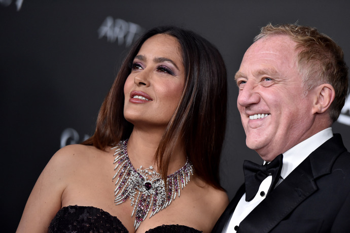  

Salma Hayek a Francois-Henri Pinault

Patří mezi nejstabilnější páry v Hollywoodu. Vlivný francouzský byznysmen a miliardář Francois-Henri Pinault požádal herečku o ruku v roce 2007, později ale zásnuby zrušili. Vzali se nečekaně na Valentýna 2009 v Paříži, a to v naprostém soukromí. Hned o dva měsíce později si svou svatbu ještě zopakovali v Benátkách, tentokrát ale za účasti hvězdných hostů. Na obřad do slavné benátské opery La Fenice dorazila celá řada celebrit – mezi nimi herečky Charlize Theron, Penélope Cruz či Ashley Judd nebo herci Antonio Banderas a Edward Norton, bývalý přítel Salmy. Během dovolené na ostrově Bora-Bora v roce 2018 svůj manželský slib obnovili a vypadá to, že jim vztah pořád klape.
