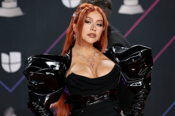  

Christina Aguilera – bez policejní eskorty ani ťuk!

Hlasové dovednosti slavice amerického showbusinessu jsou vskutku fenomenální. Talent však není podmíněn příšerným chováním. O jejích hvězdných manýrech se v jednom ze svých interview rozpovídala zpěvačka Pink, která s popovou star spolupracovala na hitu Lady Marmalade. Na zkoušku prý poslala svého manažera, který nekompromisně řekl, že Christina bude zpívat jen ty nejdůležitější partie. A to bez diskuze. Za svou dlouhou kariéru si také nadělala spoustu nepřátel mezi kolegy. Neí divu, když třeba Kelly Osbourne kritizovala za její tělesné proporce. Dost nefér od královny jo-jo efektu. Své by vám o ní mohl povědět i štáb soutěže The Voice, kde je Aguilera porotkyní. Záměrně zdržuje práci a přesně diktuje, jak jí má štáb natáčet. Pro přepravu navíc často využívá služeb policejního eskortu. Nikdo nemá rád zácpy, ale tohle už je i na celebritu trochu moc.  

 
