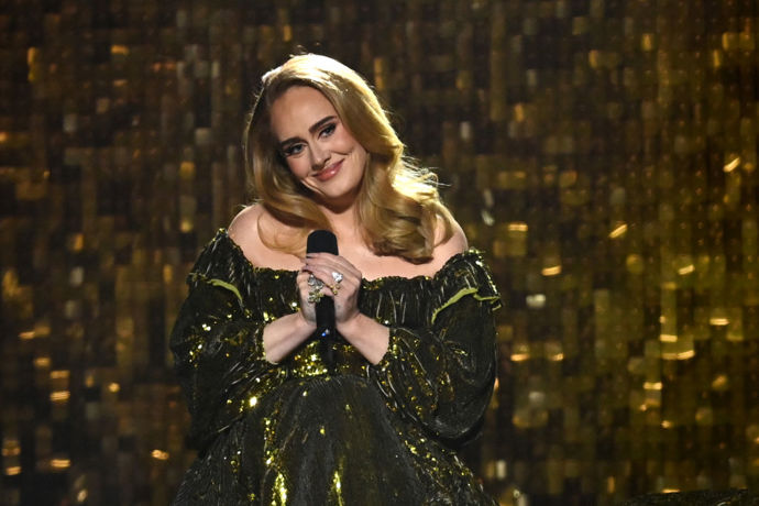  

Adele – cigarety a víno. Zn: to nejlepší!

Možná vás to překvapí, ale jedna z nejuznávanějších zpěvaček byla donedávna silnou kuřačkou. V rámci svého turné proto požadovala krabičku cigaret se zapalovačem a žvýkačkou v každém svém vozidle. Krom toho chtěla také dvě láhve nejkvalitnějšího kalifornského červeného a jednu láhev chlazeného bílého vína Sauvignon Blanc. Během svého turné také vyžádala od hotelového personálu dovoz pizzy z restaurace vzdálené přes 200 kilometrů! Pizza sice po čtyřech hodinách opravdu dorazila, ale zpěvačka tou dobou již usnula.
